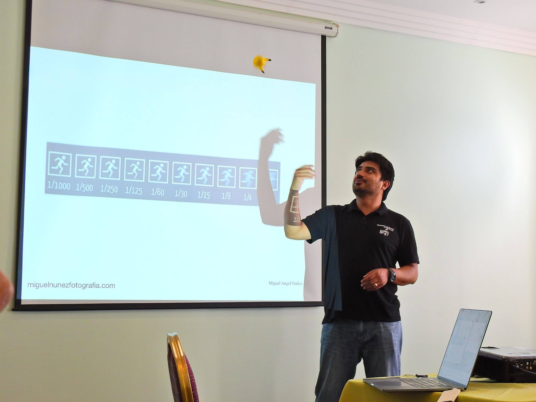 Miguel Núñez enseñando fotografía en clase