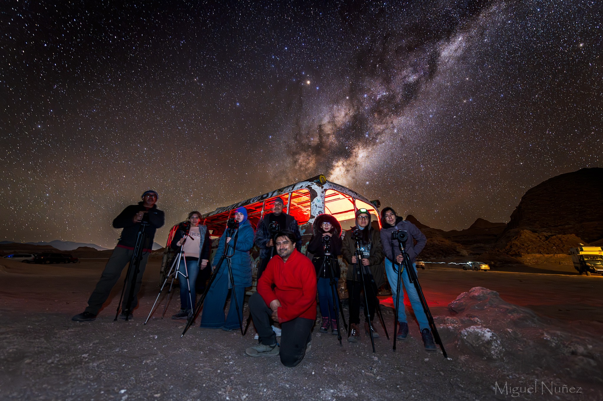 Participantes de una expedición fotográfica con cámaras bajo la Vía Láctea