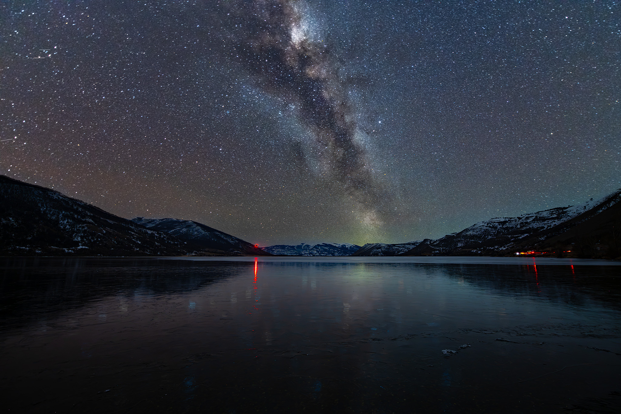 Vía Láctea sobre el paisaje nocturno de Torres del Paine