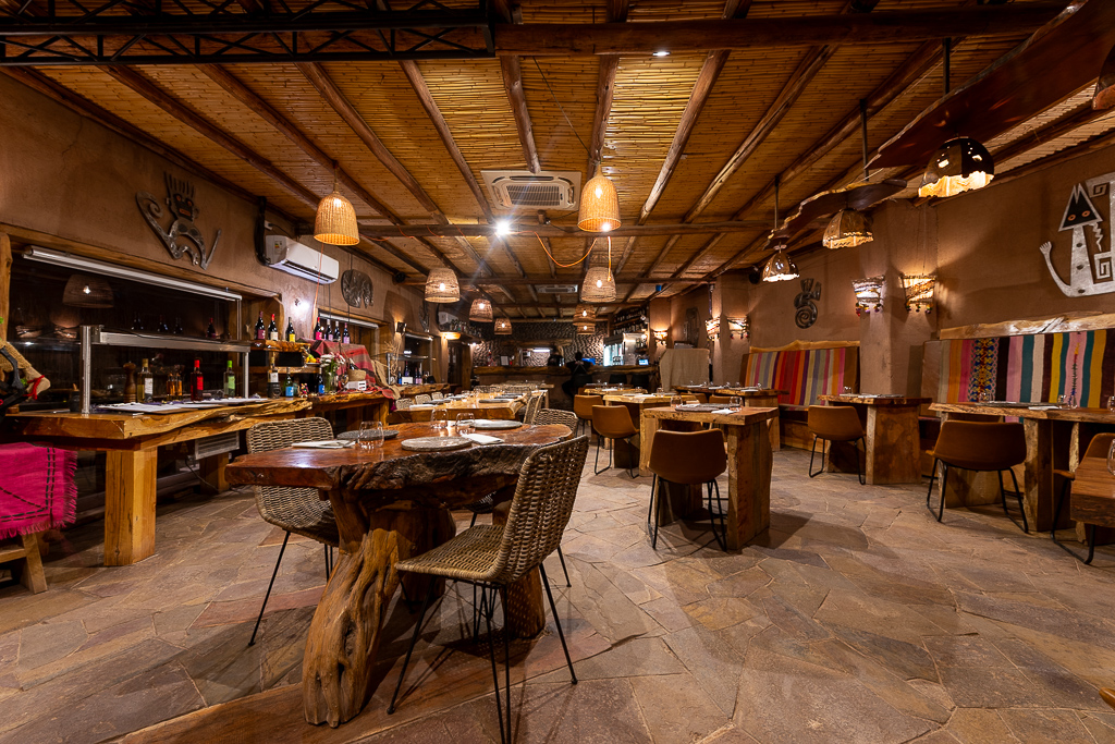 Interior de un restaurante iluminado con luz artificial cálida