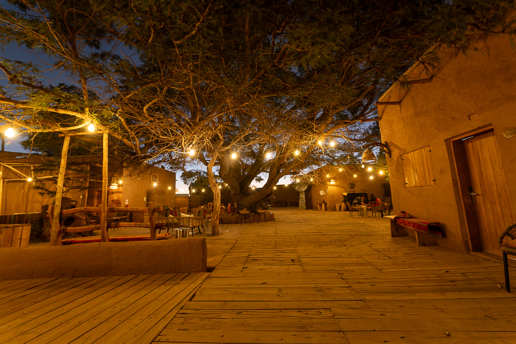 Calle iluminada con farolas por la noche
