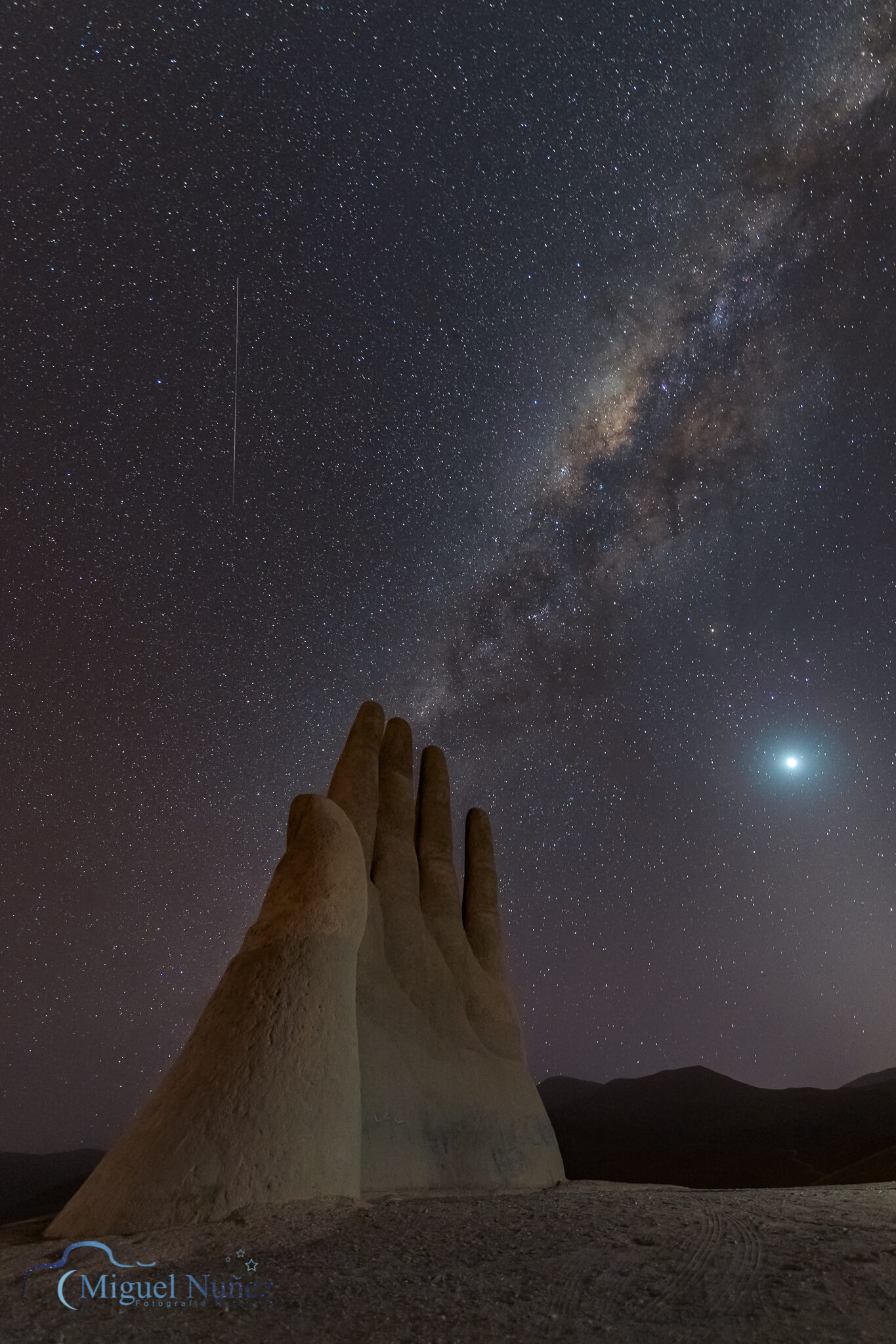 Paisaje nocturno con vía láctea