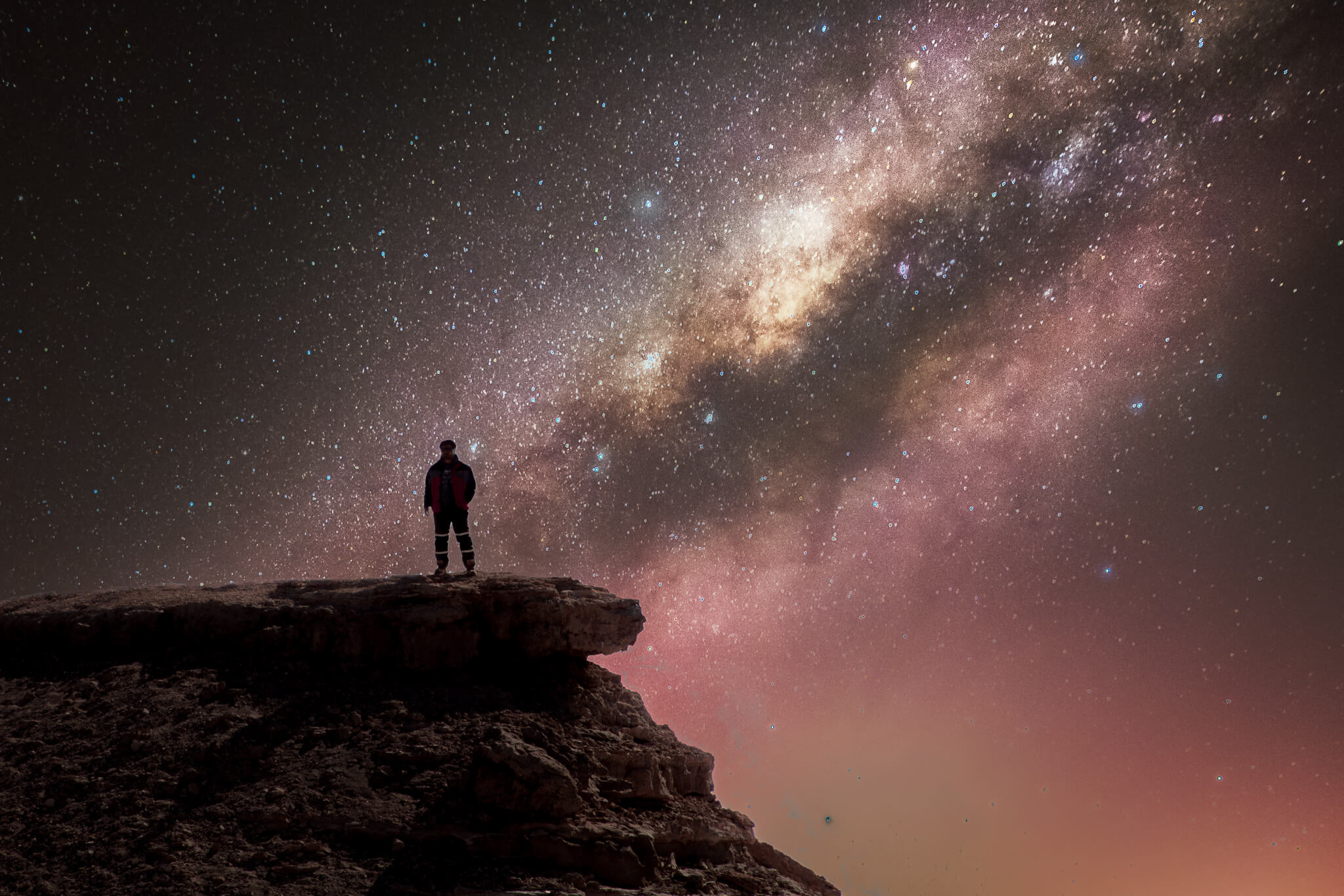 Miguel Núñez fotografiando en paisaje nocturno