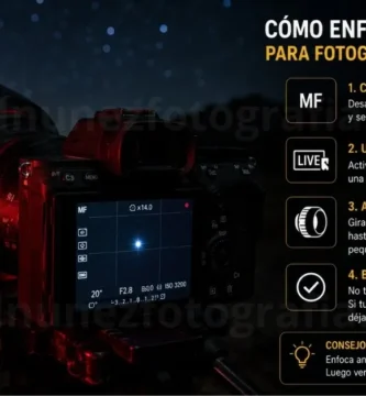 Cómo enfocar de noche para fotografiar estrellas — mano ajustando el anillo de enfoque manual de un lente gran angular