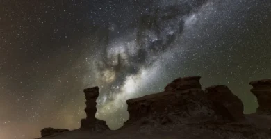 fotografia de la via lactea en vallecito desierto de atacama, con rocas en primer plano y la vial lactea de fondo