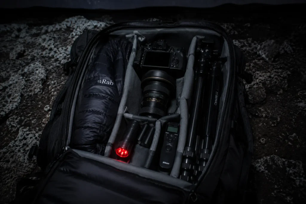 Equipo completo para fotografiar la V&iacute;a L&aacute;ctea: c&aacute;mara, lente gran angular, tr&iacute;pode y accesorios