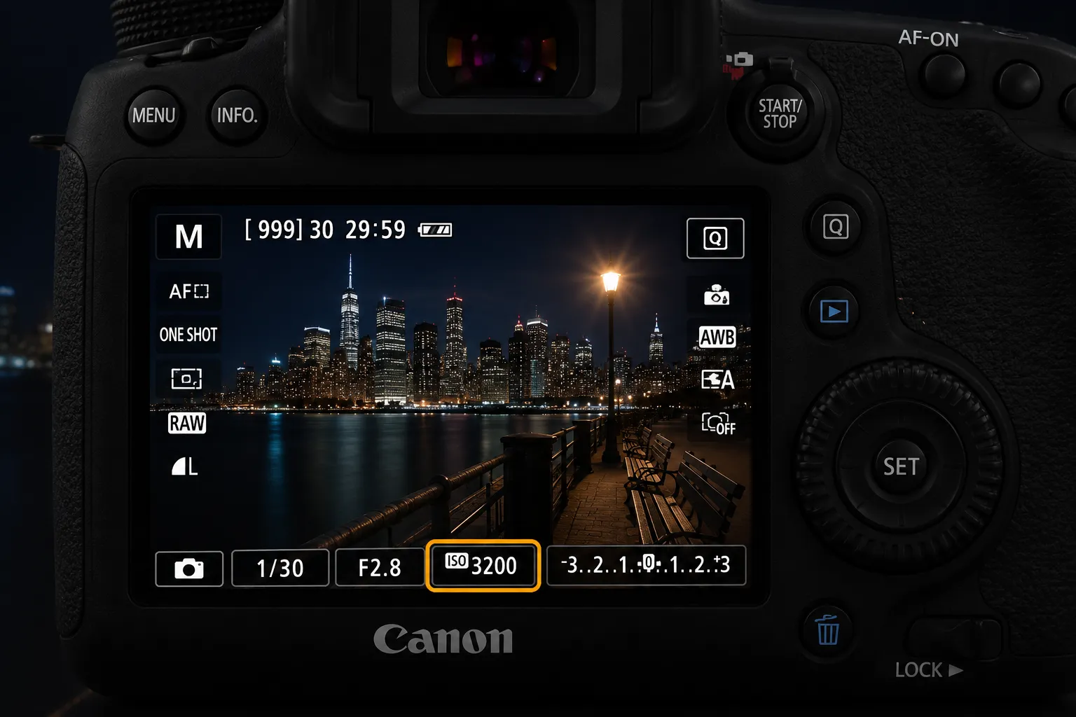 Pantalla de cámara mostrando ajuste de ISO 3200 en fotografía nocturna