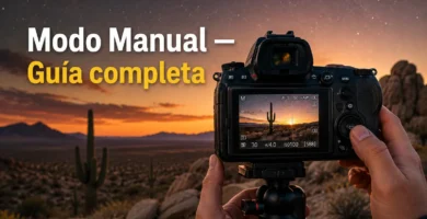 Fot&oacute;grafo ajustando el modo manual en su c&aacute;mara en el Desierto de Atacama