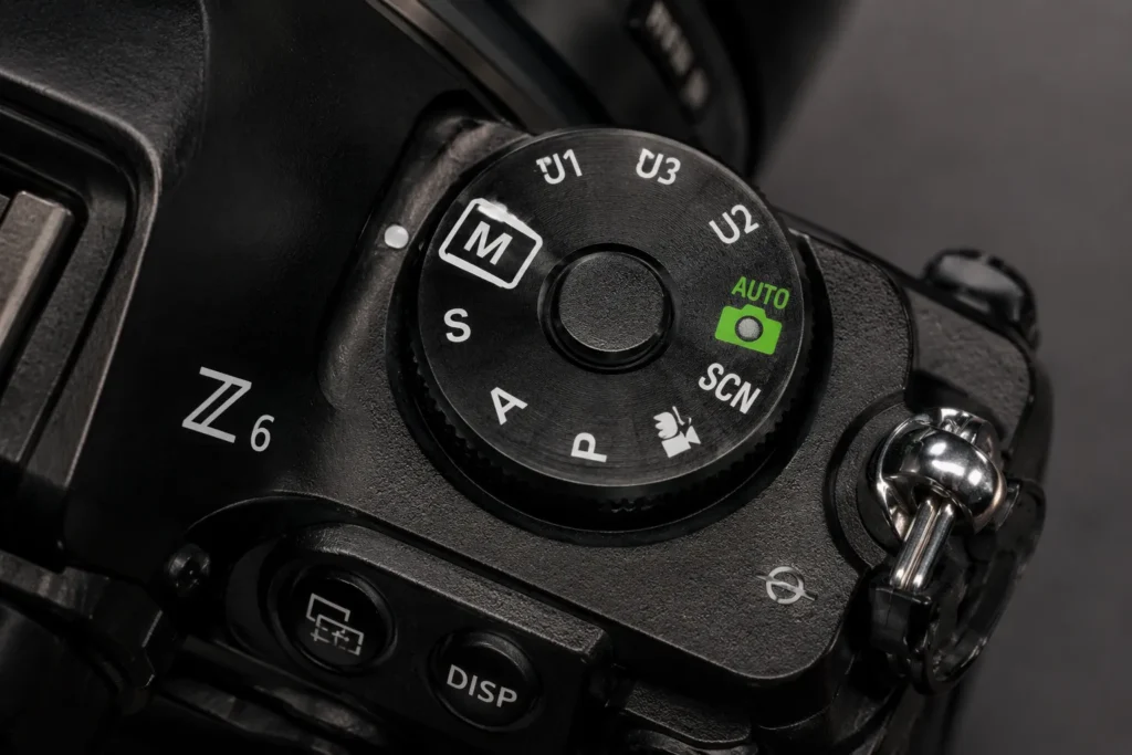 Rueda de modos de una c&aacute;mara DSLR con el modo M seleccionado