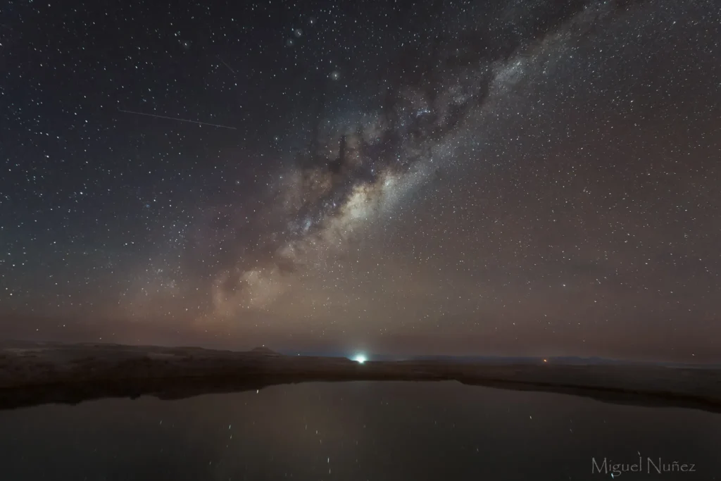Fotograf&iacute;a de la V&iacute;a L&aacute;ctea sobre el Atacama, con horizonte visible. para saber como fotografiar las estrellas