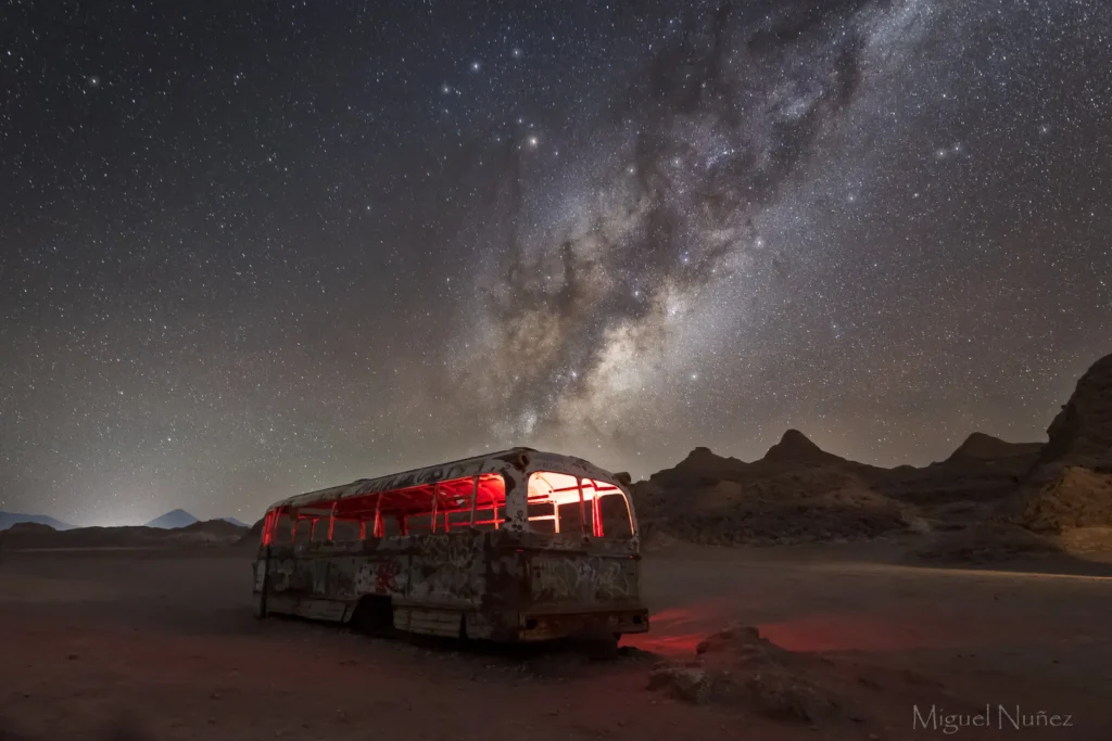 via lactea de fondo y magic bus en san pedro de atacama